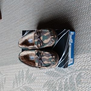 Nwt Toddler slipper shoes size 8